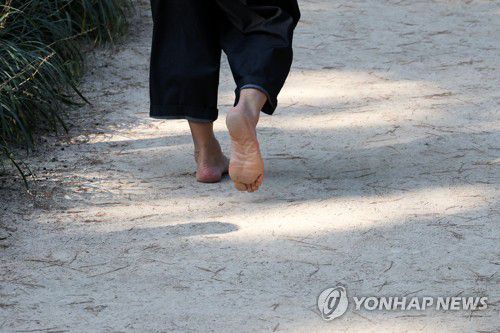 맨발길[촬영 손대성]