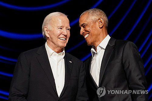 조 바이든 대통령(좌측)과 버락 오바마 전 대통령(우측)[로이터 연합뉴스 자료사진]