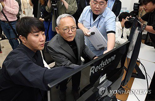 확률형 아이템 정보공개 모니터링 체험하는 유인촌 장관(서울=연합뉴스) 유인촌 문화체육관광부 장관이 8일 서울 서대문구 게임물관리위원회 수도권사무소에서 전 프로게이머 홍진호와 함께 확률형 아이템 정보공개 모니터링을 직접 해보고 있다. 2024.5.8 [문화체육관광부 제공. 재판매 및 DB 금지] photo@yna.co.kr