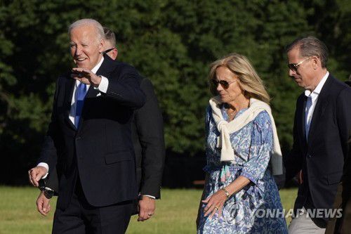 부인 질 여사·차남 헌터와 걸어가는 바이든(워싱턴 AP=연합뉴스) 캠프 데이비드에서 돌아온 조 바이든 미국 대통령(왼쪽)이 1일(현지시간) 워싱턴 DC 레슬리 J.맥네어 육군기지에 도착해 부인 질 바이든 여사(가운데), 차남 헌터 바이든과 함께 걸어가고 있다. 바이든 일가는 캠프 데이비드에서 연 가족회의에서 대선 후보 사퇴를 하지 않기로 의견을 모은 것으로 알려졌다. 2024.07.02 passion@yna.co.kr