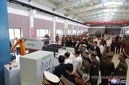 전원회의 마친 김정은, 군수공장 방문(평양 조선중앙통신=연합뉴스) 상반기를 결산하는 노동당 전원회의를 마친 김정은 북한 국무위원장이 당 간부들과 함께 군수공장을 비롯한 경제 현장을 찾았다. 조선중앙통신은 3일 김 위원장이 "전원회의 확대회의를 끝마치시는 길로 (중략) 당 중앙지도기관 성원들과 함께 중요공장, 기업소들을 찾으시었다"고 보도했다. 2024.7.3      [국내에서만 사용가능. 재배포 금지. For Use Only in the Republic of Korea. No Redistribution] nkphoto@yna.co.kr
