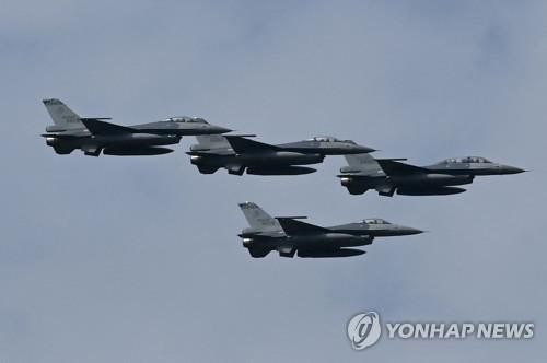 비행하는 F-16V 전투기 편대 [AFP 연합뉴스 자료사진. 재판매 및 DB 금지]