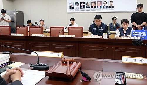 '반쪽' 최저임금위, 노동계 옆 빈 경영계(세종=연합뉴스) 배재만 기자 = 4일 오후 정부세종청사 최저임금위원회 회의실에서 사용자위원 9명이 모두 빠진 채 '반쪽' 전원회의가 열리고 있다. 사용자위원들은 지난 2일 열린 7차 전원회의 표결 과정에서 나타난 일부 근로자위원들의 '투표 방해 행위'에 반발해 불참을 선언했다. 2024.7.4 scoop@yna.co.kr