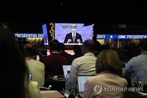 미 대선후보 토론 중계 화면을 보는 취재진[EPA 연합뉴스 자료사진]