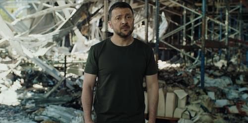 우크라이나 제2도시 하르키우 인쇄소 폭격 현장서 연설하는 볼로디미르 젤렌스키 대통령 [우크라이나 외교부 제공. 재판매 및 DB 금지]