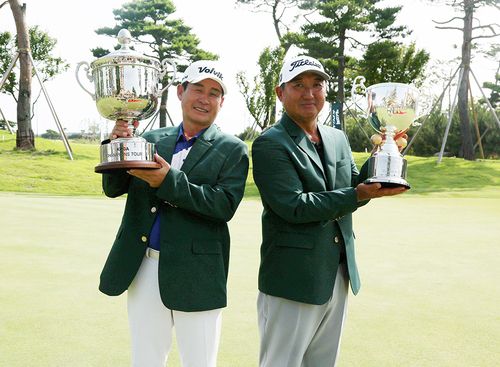 모중경(오른쪽)과 그랜드시니어 부문 우승 김정. [KPGA 제공. 재판매 및 DB 금지]
