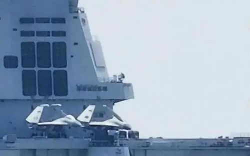 푸젠함 갑판 위 함재기 J-15 두 대[중국 소셜미디어 캡처. 재판매 및 DB 금지]