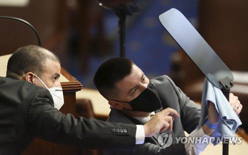 텔레프롬프터 준비하는 백악관 직원들지난 2021년 4월 조 바이든 대통령의 취임 후 첫 상·하원 합동연설을 앞두고 백악관 직원들이 텔레프롬프터를 닦는 모습. [EPA=연합뉴스 자료사진]