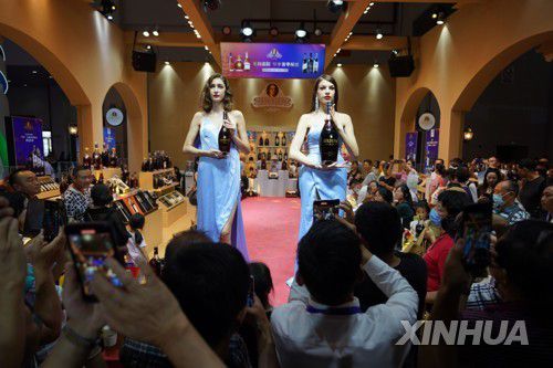 중국 윈난성 쿤밍에서 선보이는 프랑스 브랜디[신화 연합뉴스 자료사진. 재판매 및 DB 금지]