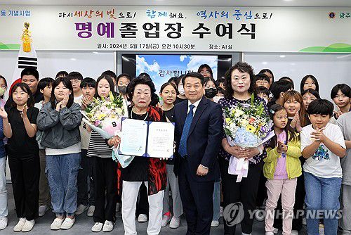 5·18 행방불명자 이창현 군 명예졸업장 수여식(광주=연합뉴스) 조남수 기자 = 5·18민주화운동 기념일을 하루 앞둔 17일 광주 서구 양동초등학교에서 열린 5·18 당시 행방불명자 이창현 군 명예졸업장 수여식에서 임공진 학교장이 이창현 군 어머니 김말임 씨와 누나 이선영 씨에게 졸업장과 꽃다발을 전달한 뒤 기념사진을 찍고 있다. 2024.5.17 iso64@yna.co.kr