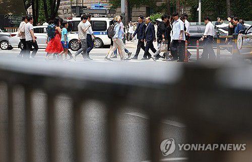 '안전펜스가 시민의 안전 지킬 수 있을까?(서울=연합뉴스) 김도훈 기자 = 시청역 교차로 교통사고로 안전펜스에 대한 중요성이 재조명되고 있다.     3일 서울 시내의 한 도로와 인도 사이에 안전펜스가 설치돼 있다. 2024.7.3 superdoo82@yna.co.kr