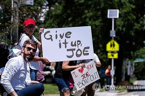 바이든 대통령 후보직 사퇴 요구 피켓[매디슨[미 위스콘신주] AFP=연합뉴스. 재판매 및 DB 금지]