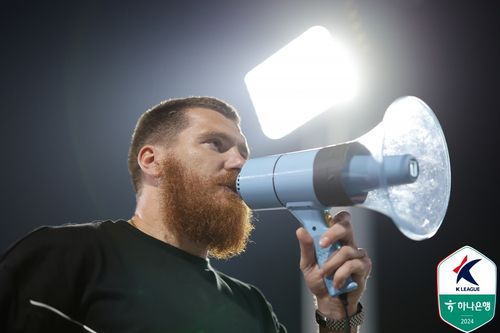 울산 원정팬들에게 작별 인사를 하는 마틴 아담[한국프로축구연맹 제공. 재판매 및 DB 금지]