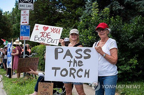지지자들의 고뇌…"사랑하지만 후보직은 넘기세요"[AFP 연합뉴스. 재판매 및 DB 금지]