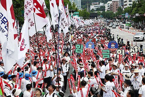 정부서울청사 앞에 모인 공무원노조원들(서울=연합뉴스) 윤동진 기자 = 6일 오후 정부서울청사 인근에서 열린 공무원 임금인상 쟁취 총궐기대회에서 깃발이 입장하고 있다. 2024.7.6 mon@yna.co.kr