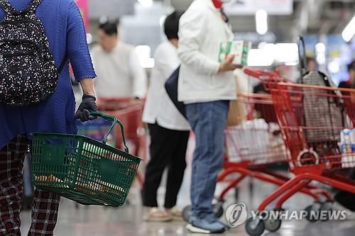 장보는 시민들[연합뉴스 자료사진]