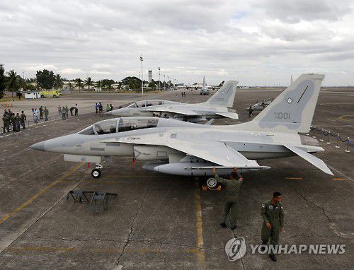 필리핀 공군의 한국산 FA-50 경전투기2015년 11월 28일(현지 시간) 필리핀 수도 마닐라 인근 공군기지에서 촬영된 필리핀 공군 소속 한국산 FA-50 경전투기의 모습. 2024.07.07 [EPA 연합뉴스 자료사진. 재판매 및 DB 금지]