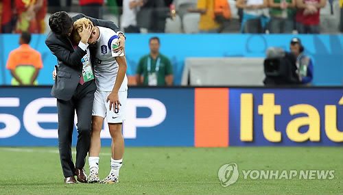<월드컵2014> 손흥민 '그칠 줄 모르는 눈물'(상파울루=연합뉴스) 김주성 기자 = 홍명보 축구대표팀 감독이 27일 오전(한국시간) 상파울루 코린치앙스 경기장에서 열린 2014 브라질 월드컵 조별리그 H조 3차전 한국 대 벨기에 경기에서 0대1로 패한 뒤 눈물을 흘리는 손흥민을 위로하고 있다. 2013.6.27 utzza@yna.co.kr