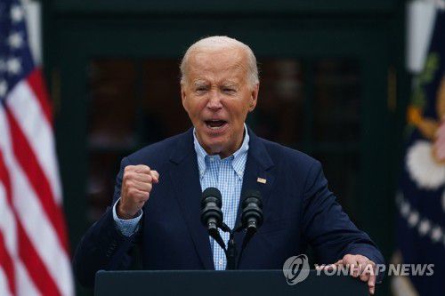 주먹 불끈 쥐고 연설하는 바이든(워싱턴 EPA=연합뉴스) 사퇴 압박을 받는 조 바이든 미국 대통령이 미국 독립기념일인 4일(현지시간) 백악관 마당인 사우스론에서 연설하고 있다. 바이든 대통령은 이날 군 가족들을 백악관으로 초청해 연례행사인 바비큐 파티를 개최했다. 2024.07.05 khmoon@yna.co.kr