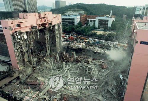 1995년 6월 삼풍백화점 붕괴 현장중간 부분이 푹 꺼져버린 삼풍백화점 붕괴 현장. 마치 쌍둥이 빌딩처럼 마주보고 있는 삼풍백화점의 잔해 건물이 붕괴 순간 처참했던 상황을 말해 주고 있다. [연합뉴스 사진]