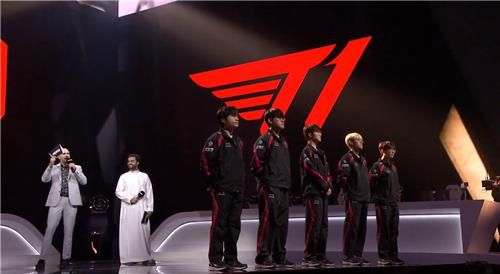 경기 시작 전 인사하는 T1[아프리카TV EWC 2024 공식 중계 방송 캡처]