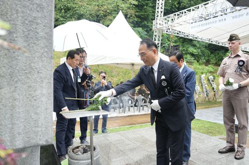 헌화하는 박상돈 시장[천안시 제공. 재판매 및 DB 금지]