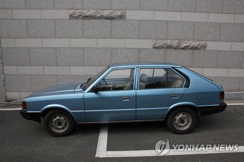 포니2 자동차1986년 생산돼 1987년 등록된 1천400cc 포니2 자동차. 김홍신은 포니2 승용차에 어머니를 모시고 논산 공설시장을 다녔다.  [사진은 울산박물관 제공]