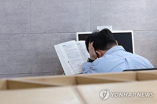 고달픈 취업 준비(서울=연합뉴스) 신현우 기자 = 일도 구직활동도 하지 않는 '쉬었음' 청년이 9개월 만에 다시 늘어난 것으로 나타났다. 취업을 희망하지만, 원하는 일자리를 못 찾을 것 같아 취업을 접은 '구직 단념' 청년도 올해 들어 다시 증가세다. 23일 통계청 국가통계포털과 경제활동인구조사 마이크로데이터 등에 따르면 지난 달 '쉬었음'으로 분류된 청년층(15∼29세)은 1년 전보다 1만3천명 늘어난 39만8천명으로 집계됐다.     사진은 이날 서울 시내 한 취업 준비 학원에서 취업 준비생이 자율 학습하는 모습. 2024.6.23 nowwego@yna.co.kr