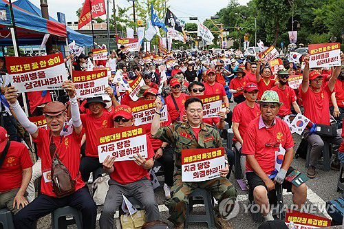 해병대원 순직·수사외압 사건 특검법, 국정조사 촉구 범국민 집회(서울=연합뉴스) 신현우 기자 = 지난달 29일 오후 서울 지하철 6호선 한강진역 인근에서 열린 해병대 예비역연대 주최 '해병대원 순직 및 수사외압 사건 특검법, 국정조사 촉구 범국민 집회' 참가자들이 손팻말을 들고 있다. 2024.6.29 nowwego@yna.co.kr