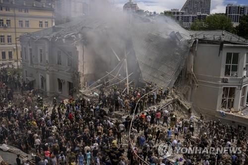 러 공습으로 연기 피어오르는 우크라 어린이병원(키이우 AP=연합뉴스) 8일(현지시간) 러시아의 미사일 공격을 받은 우크라이나 키이우의 오크흐마트디트 어린이병원에서 연기가 피어오르고 있다. 러시아군은 미국 워싱턴DC에서 개막하는 북대서양조약기구(NATO·나토) 정상회의를 하루 앞둔 이날 우크라이나를 대규모로 공습해 최소 33명이 숨졌다. 2024.07.09     passion@yna.co.kr