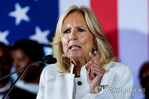 질 바이든 여사(콜럼버스[미 조지아] EPA=연합뉴스) 유세장에서 마이크를 잡은 질 바이든 여사. 2024.7.8 photo@yna.co.kr