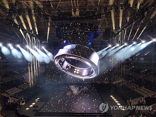 삼성전자, MWC24서 '갤럭시 링' 최초 전시(서울=연합뉴스) 삼성전자가 26일(현지 시각) 스페인 바르셀로나에서 개막하는 모바일 월드 콩그레스 2024(Mobile World Congress 2024, MWC24)'에서 새로운 웨어러블 제품 '갤럭시 링'의 디자인을 관람객들에게 처음 선보인다고 25일 밝혔다. 사진은 삼성전자가 갤럭시 언팩 2024에서 공개한 갤럭시 링 이미지. 2024.2.25 [삼성전자 제공. 재판매 및 DB 금지]     photo@yna.co.kr