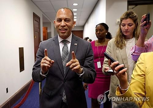 바이든 지지 의사 밝히는 제프리스 원내대표[AFP 연합뉴스 자료사진. 재판매 및 DB 금지]