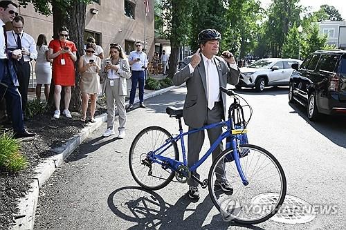 의총 참석 뒤 이동하는 미 하원 민주당 소속  퀴글리 의원[워싱턴 AP=연합뉴스. 재판매 및 DB 금지]