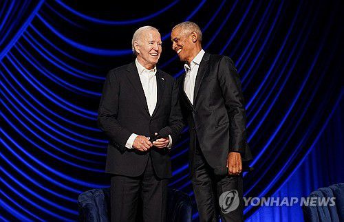 모금행사에 참석한 조 바이든 대통령(좌측)과 버락 오바마 전 대통령(우측) [로이터 연합뉴스 자료사진]
