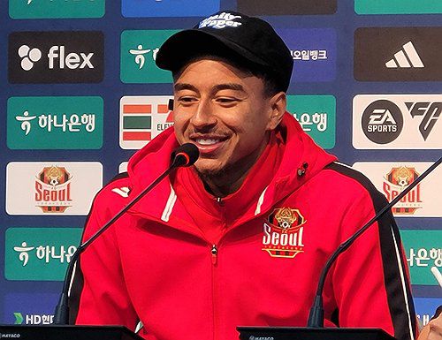 소감 밝히는 린가드(서울=연합뉴스) 최송아 기자 = 이번 시즌 프로축구 K리그1 FC서울 유니폼을 입어 화제의 중심에 선 잉글랜드 국가대표 출신 공격수 제시 린가드가 마침내 처음으로 골 맛을 봤다.     린가드는 26일 서울월드컵경기장에서 열린 강원FC와의 하나은행 K리그1 2024 19라운드 홈 경기에서 후반 10분 최준이 얻어낸 페널티킥의 키커로 나서서 오른발 슛을 꽂아 0의 균형을 깼다.     사진은 이날 경기 후 기자회견에서 소감 밝히는 린가드. 2024.6.26     photo@yna.co,kr