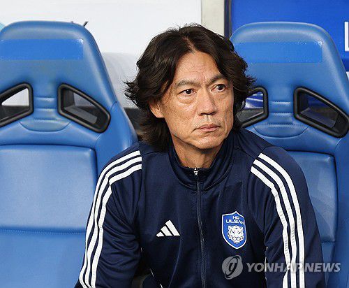 그라운드 바라보는 홍명보 감독(울산=연합뉴스) 김용태 기자 = 10일 오후 울산 문수축구경기장에서 축구 국가대표팀 감독으로 내정된 울산 HD 홍명보 감독이 광주FC와의 경기 시작 전 벤치에 앉아 그라운드를 바라보고 있다. 2024.7.10 yongtae@yna.co.kr