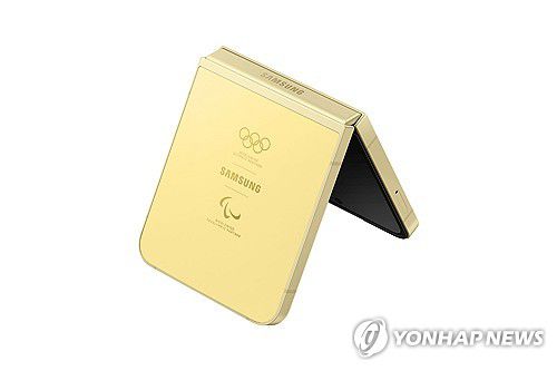 삼성전자, '갤럭시 Z 플립6' 2024 파리 올림픽 에디션 공개(서울=연합뉴스) 삼성전자가 10일(현지시간) 프랑스 파리 루브르 박물관에서 열린 갤럭시 언팩 2024에서 공개한 파리 올림픽·패럴림픽 참가 선수단을 위해 특별 제작한 '갤럭시 Z 플립6 올림픽 에디션 제품 이미지. 2024.7.10 [삼성전자 제공. 재판매 및 DB 금지] photo@yna.co.kr