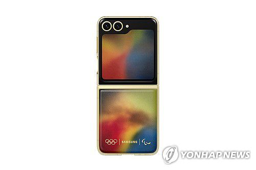 삼성전자, '갤럭시 Z 플립6' 2024 파리 올림픽 에디션 공개(서울=연합뉴스) 삼성전자가 10일(현지시간) 프랑스 파리 루브르 박물관에서 열린 갤럭시 언팩 2024에서 공개한 파리 올림픽·패럴림픽 참가 선수단을 위해 특별 제작한 '갤럭시 Z 플립6 올림픽 에디션 제품 이미지. 2024.7.10 [삼성전자 제공. 재판매 및 DB 금지] photo@yna.co.kr
