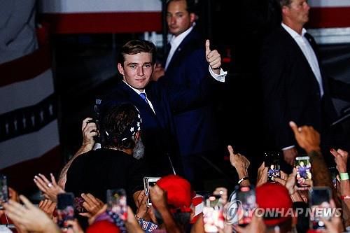 10일 '아버지 동반 유세' 나선 배럴 트럼프[로이터=연합뉴스 자료사진]