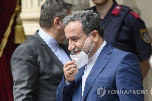 2021년 6월 20일 '핵합의 복원' 협상장 떠나는 아락치 이란 외무차관[EPA=연합뉴스 자료사진. 재판매 및 DB 금지]