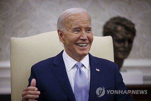 영국 총리와 대화 중 웃는 조 바이든 대통령(워싱턴 UPI=연합뉴스) 키어 스타머 영국 총리와의 대화 중 활짝 웃는 조 바이든 미국 대통령(우측). 2024.6.10. photo@yna.co.kr