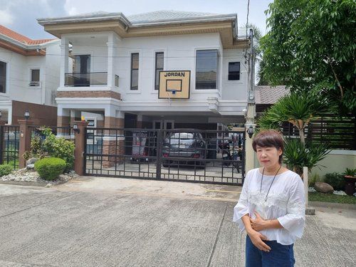 필리핀 한인 사업가 남편 납치 장소 찾은 최경진씨지난해 6월 필리핀 북부 루손섬 앙헬레스시에 있는 한인 사업가 지익주씨의 옛 자택 앞에 지씨의 아내 최경진씨가 서 있는 모습. 지씨는 2016년 10월 이곳에서 현직 경찰관들에 의해 납치, 살해됐다. 2024.07.11 [연합뉴스 자료사진. 재판매 및 DB 금지]