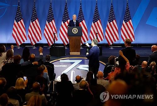 기자회견에서 질문받는 바이든 대통령[워싱턴 AFP=연합뉴스]