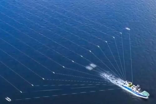 중국 지구물리탐사선 하이양 스여우 720에 10개의 탐지 케이블이 달린 모습[중국 CNOOC 제공. 재판매 및 DB 금지]