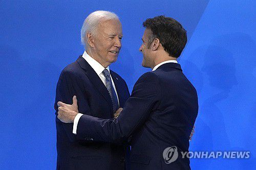 10일(현지시간) 미국 워싱턴DC에서 열린 북대서양조약기구(NATO) 정상회의에서 만난 조 바이든 미 대통령과 에마뉘엘 마크롱 프랑스 대통령[AP 연합뉴스 자료사진. 재배포 및 DB 금지]