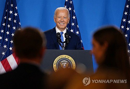 기자회견 중 미소 짓는 바이든 미국 대통령[로이터=연합뉴스]