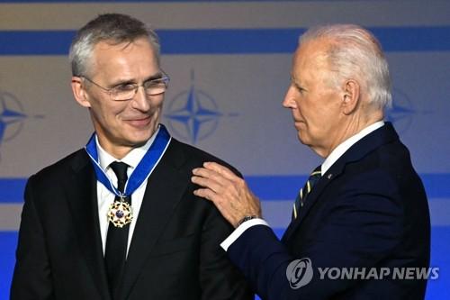 나토 사무총장에 '자유의 메달' 수여한 바이든(워싱턴 AFP=연합뉴스) 조 바이든 미국 대통령(오른쪽)이 9일(현지시간) 워싱턴 DC에서 열린 북대서양조약기구(NATO·나토) 창설 75주년 행사에서 옌스 스톨텐베르그 나토 사무총장에게 '대통령 자유의 메달'을 수여하고 있다. 스톨텐베르그 사무총장은 오는 10월 퇴임을 앞두고 있다. 2024.07.10 passion@yna.co.kr