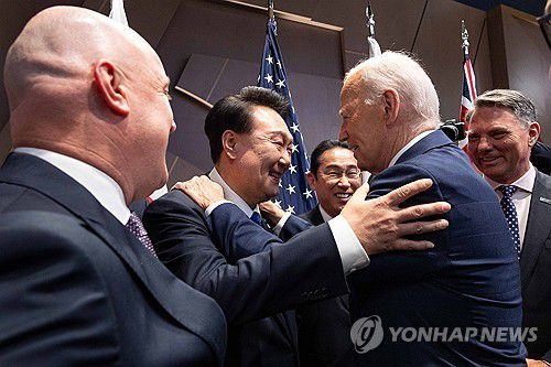 윤석열 대통령, 바이든 미 대통령과 포옹(워싱턴=연합뉴스) 홍해인 기자 = 북대서양조약기구(NATO·나토) 정상회의에 참석한 윤석열 대통령이 11일(현지시간) 미국 워싱턴DC 월터 E. 워싱턴 컨벤션센터에서 열린 한국·일본·호주·뉴질랜드 4개국(IP4) 정상회동을 찾은 조 바이든 미국 대통령과 포옹하고 있다.  2024.7.12 [공동취재] hihong@yna.co.kr