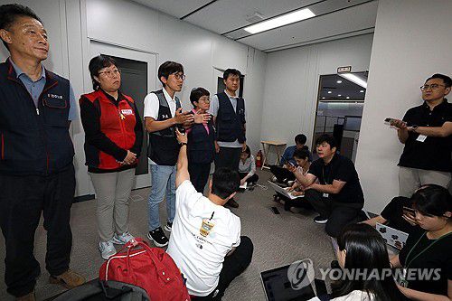 기자들 질문에 답하는 최저임금위 민주노총 위원들(세종=연합뉴스) 배재만 기자 = 최저임금위원회 이미선 민주노총 부위원장(오른쪽 두 번째)을 비롯한 민주노총 측 근로자위원 4명이 12일 새벽 정부세종청사에서 열린 제11차 전원회의에서 공익위원들이 제시한 심의 촉진 구간에 대한 반발로 투표에 불참한 뒤 퇴장해 기자들의 질문에 답하고 있다. 민주노총 측 위원들이 불참한 가운데 노동계와 경영계가 각각 제시한 최종안인 시간당 1만120원과 1만30원을 투표에 부친 결과 경영계 안이 14표, 노동계 안이 9표를 받았다. 2024.7.12 scoop@yna.co.kr